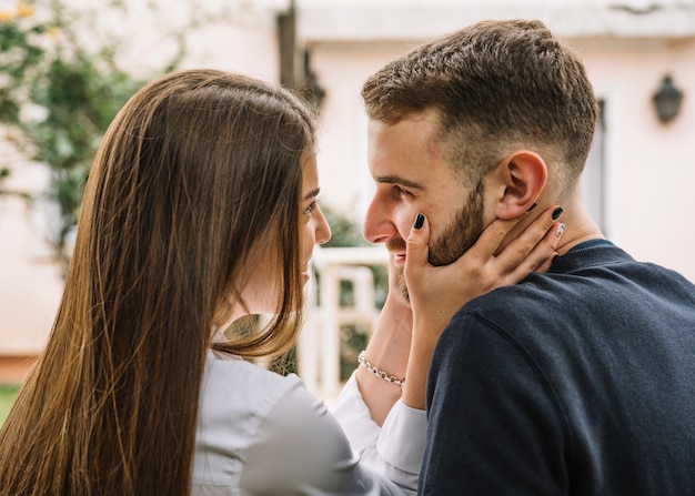 Jeune couple amoureux dans le jardin