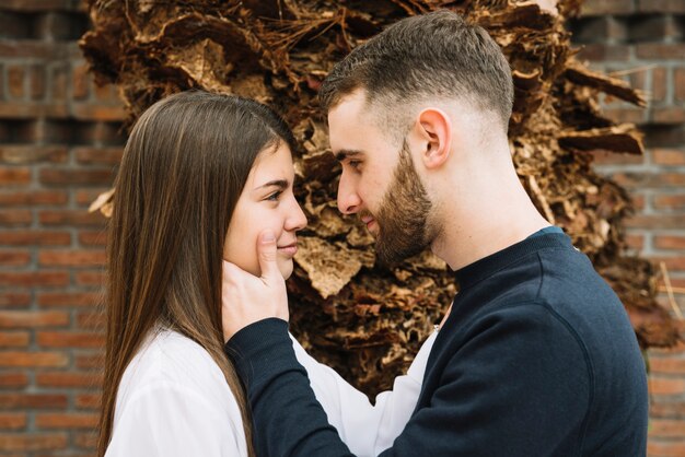 Jeune couple amoureux devant un arbre