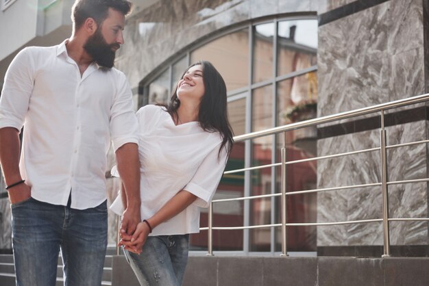 Un jeune couple d'amoureux drôle s'amuse par une journée ensoleillée.