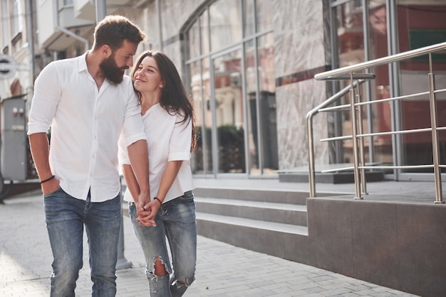 Un jeune couple d'amoureux drôle s'amuse par une journée ensoleillée.