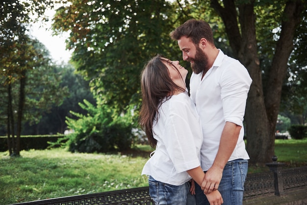 Un jeune couple d'amoureux drôle s'amuse par une journée ensoleillée.