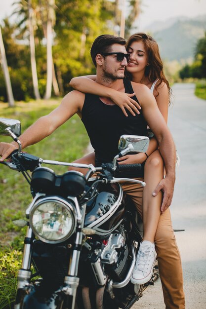 Jeune couple amoureux, faire de la moto