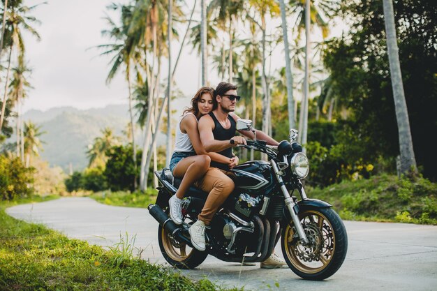 Jeune couple amoureux, faire de la moto