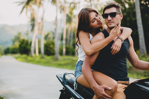 Jeune couple amoureux, faire de la moto