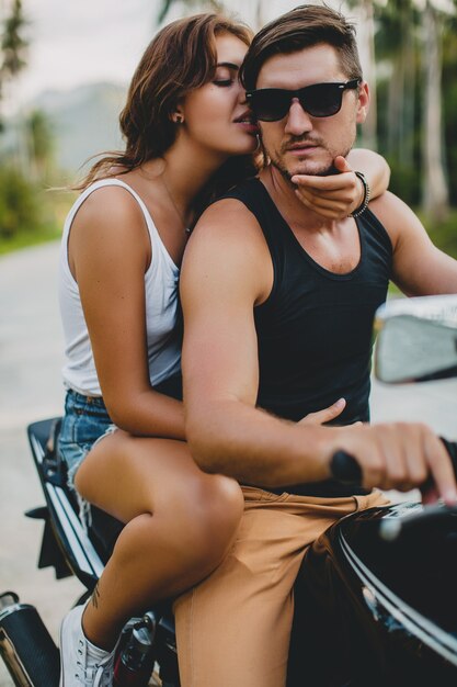 Jeune couple amoureux, faire de la moto