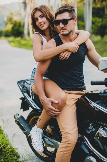 Jeune couple amoureux, faire de la moto