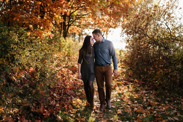 Jeune couple amoureux Une histoire d&#39;amour dans le parc forestier d&#39;automne