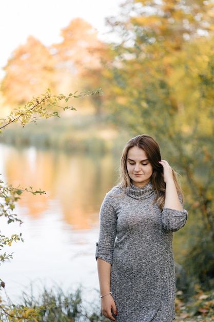 Jeune couple amoureux Une histoire d&#39;amour dans le parc forestier d&#39;automne