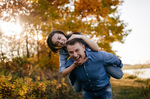 Jeune couple amoureux Une histoire d&#39;amour dans le parc forestier d&#39;automne