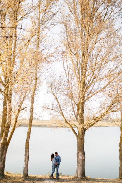 Photo gratuite jeune couple amoureux une histoire d'amour dans le parc forestier d'automne