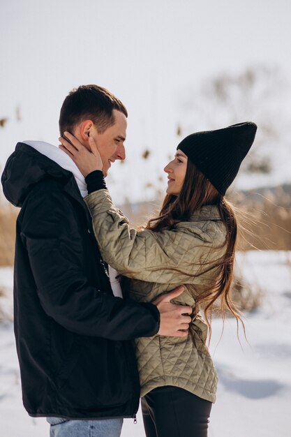 Jeune couple amoureux marchant en hiver