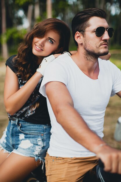 Jeune couple amoureux sur une moto