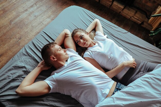 Jeune couple amoureux passer du temps ensemble. Belle femme et bel homme ayant des moments intimes à la maison