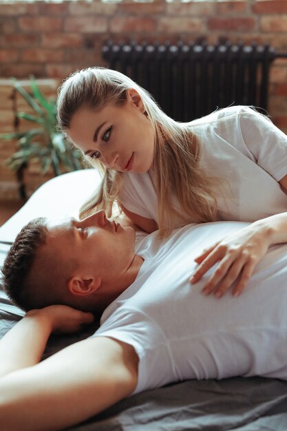 Jeune couple amoureux passer du temps ensemble. Belle femme et bel homme ayant des moments intimes à la maison