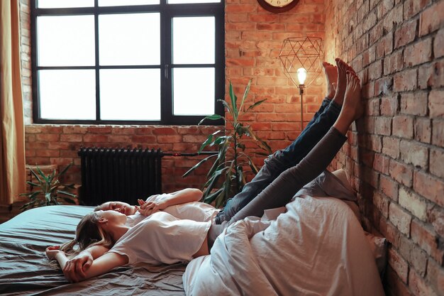 Jeune couple amoureux passer du temps ensemble. Belle femme et bel homme ayant des moments intimes à la maison