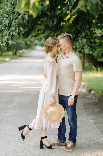 Jeune couple, amoureux, plein air.