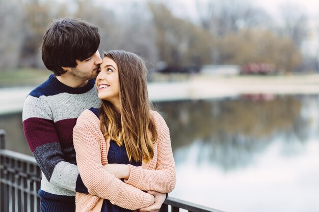 Jeune couple amoureux en plein air