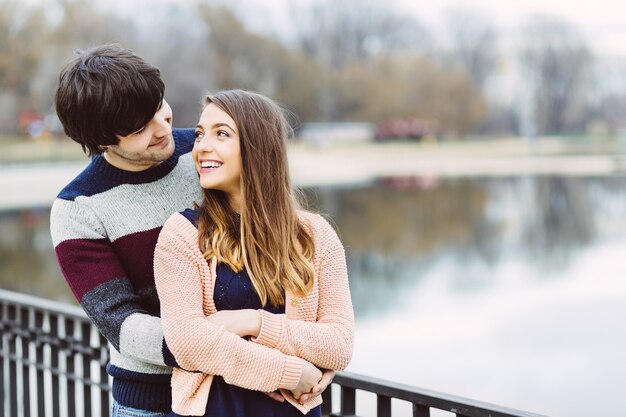 Jeune couple amoureux en plein air