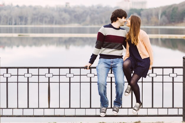 Jeune couple amoureux en plein air