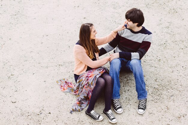 Jeune couple amoureux en plein air