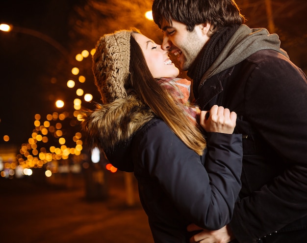 Jeune couple amoureux en plein air