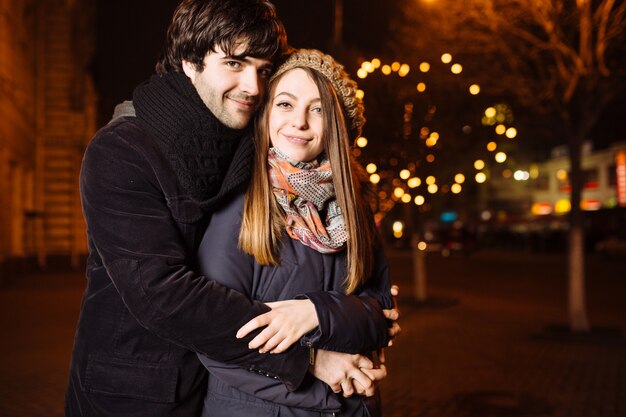 Jeune couple amoureux en plein air