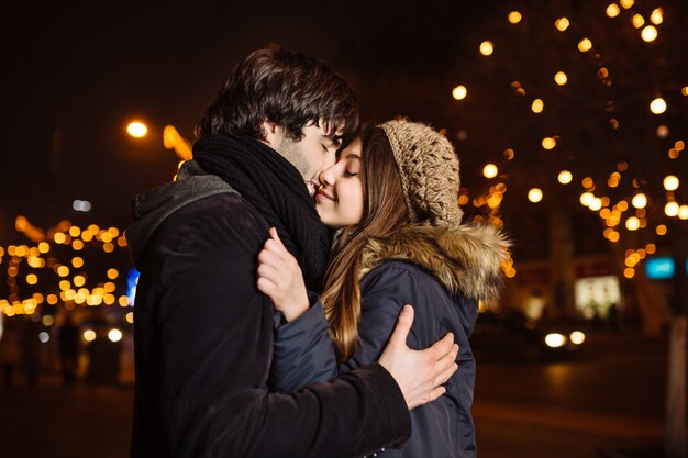 Jeune couple amoureux en plein air