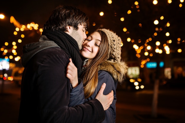 Jeune couple amoureux en plein air