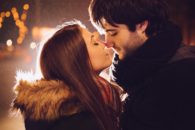 Jeune couple amoureux en plein air