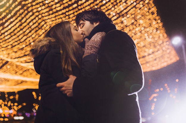 Jeune couple amoureux en plein air