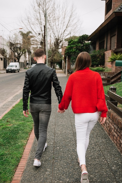 Photo gratuite jeune couple amoureux en plein air