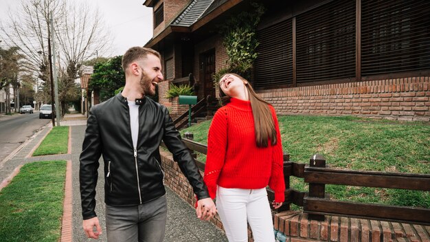 Jeune couple amoureux en plein air