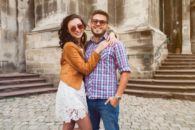 Jeune couple amoureux posant dans la vieille ville