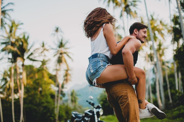 Jeune couple amoureux sur la route