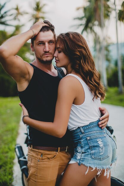 Jeune couple amoureux sur la route