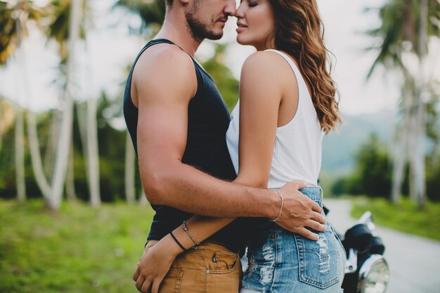 Jeune couple amoureux sur la route