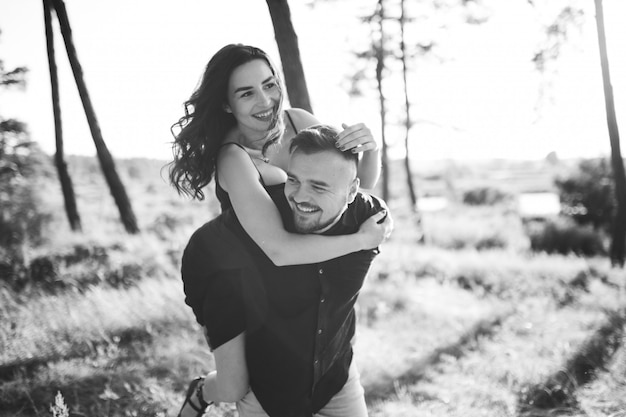 Photo gratuite jeune couple amoureux se promenant dans le parc