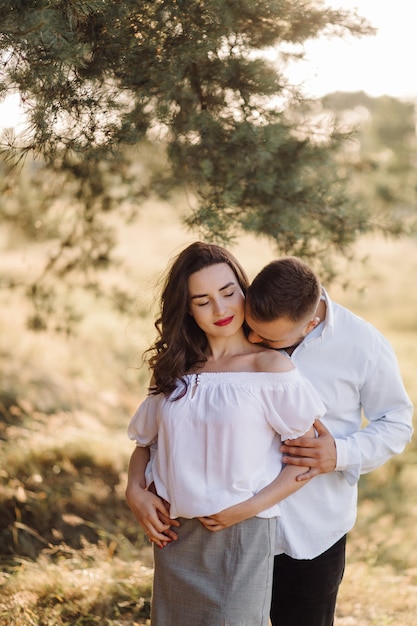 Jeune couple amoureux se promenant dans le parc