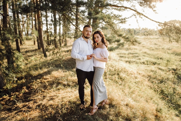 Jeune couple amoureux se promenant dans le parc