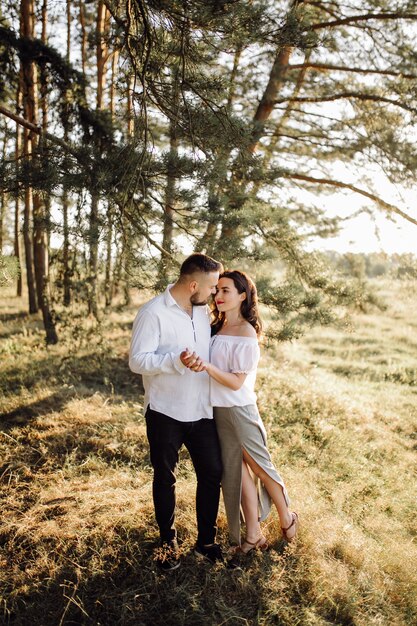 Jeune couple amoureux se promenant dans le parc