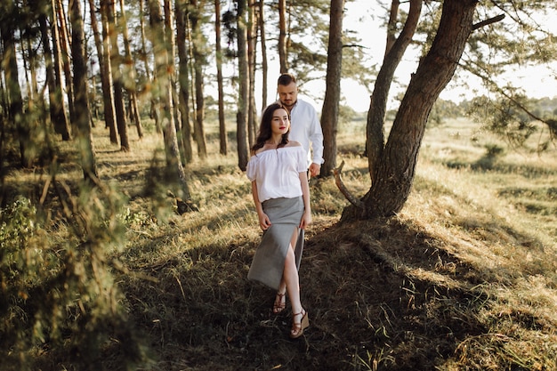 Jeune couple amoureux se promenant dans le parc