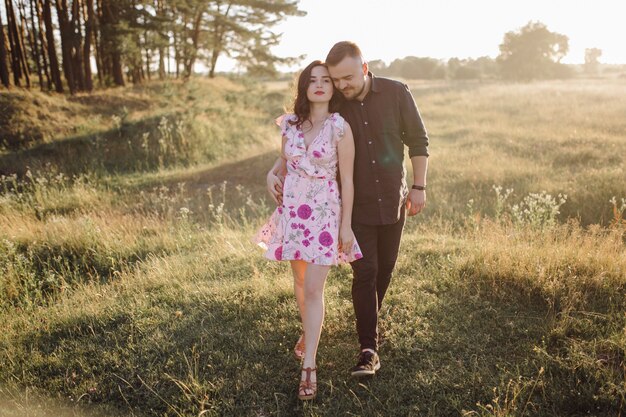 Jeune couple amoureux se promenant dans le parc