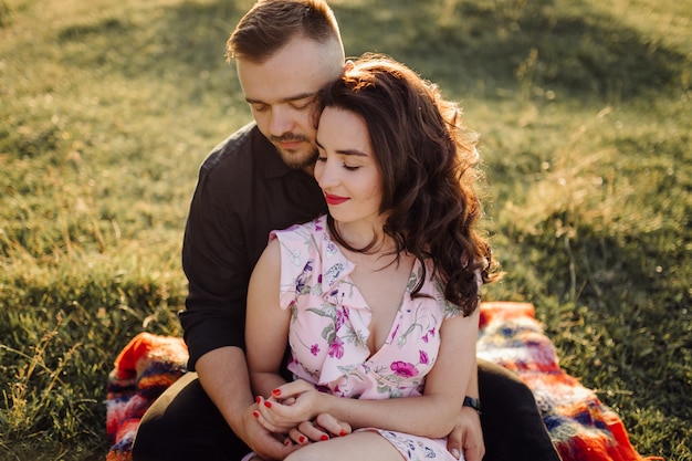 Photo gratuite jeune couple amoureux se promenant dans le parc