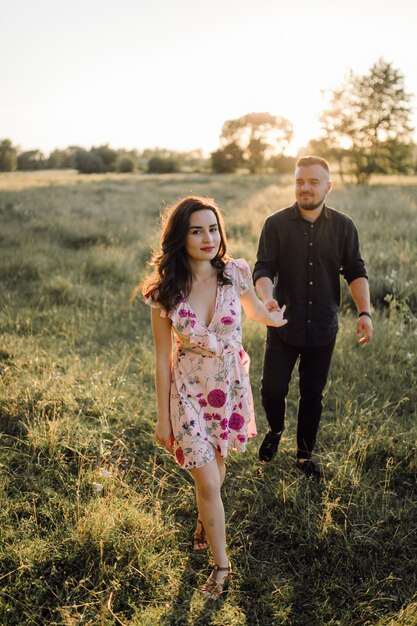 Jeune couple amoureux se promenant dans le parc