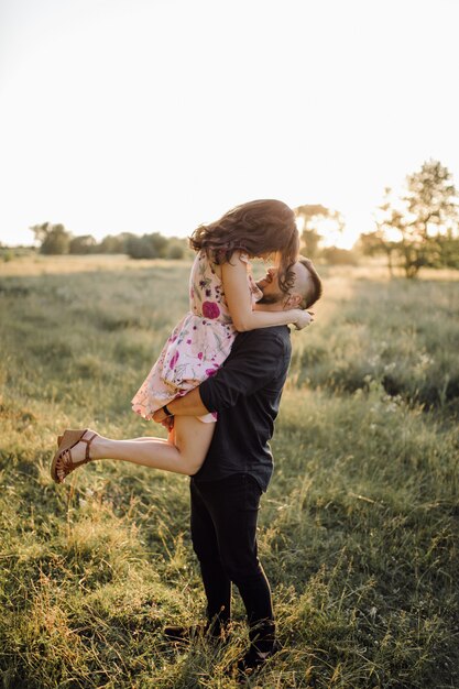 Jeune couple amoureux se promenant dans le parc