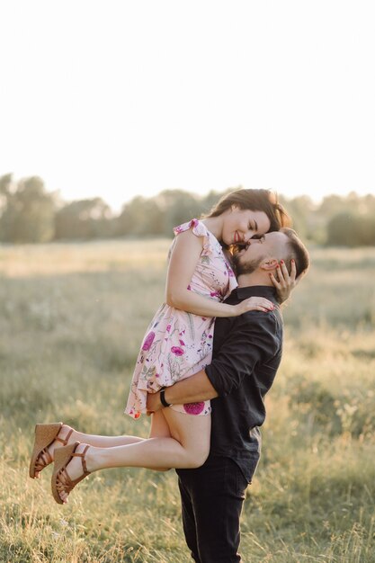 Jeune couple amoureux se promenant dans le parc