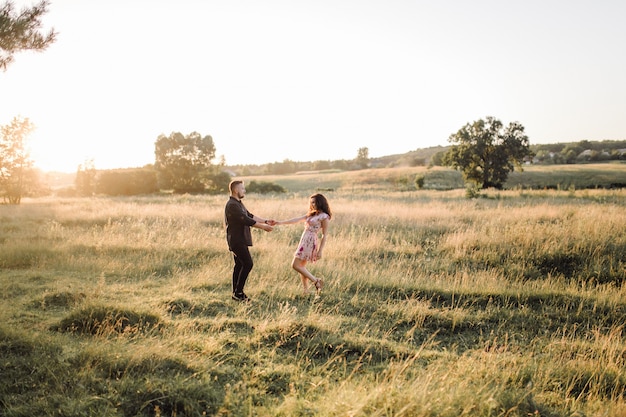 Jeune couple amoureux se promenant dans le parc