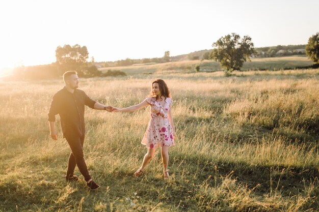 Jeune couple amoureux se promenant dans le parc