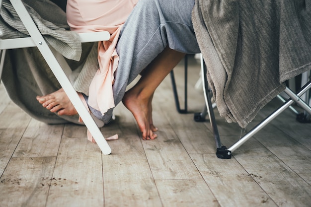 Jeune couple amoureux sur la terrasse de leur maison.