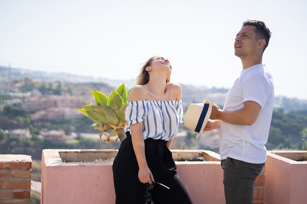 jeune couple amoureux en vacances